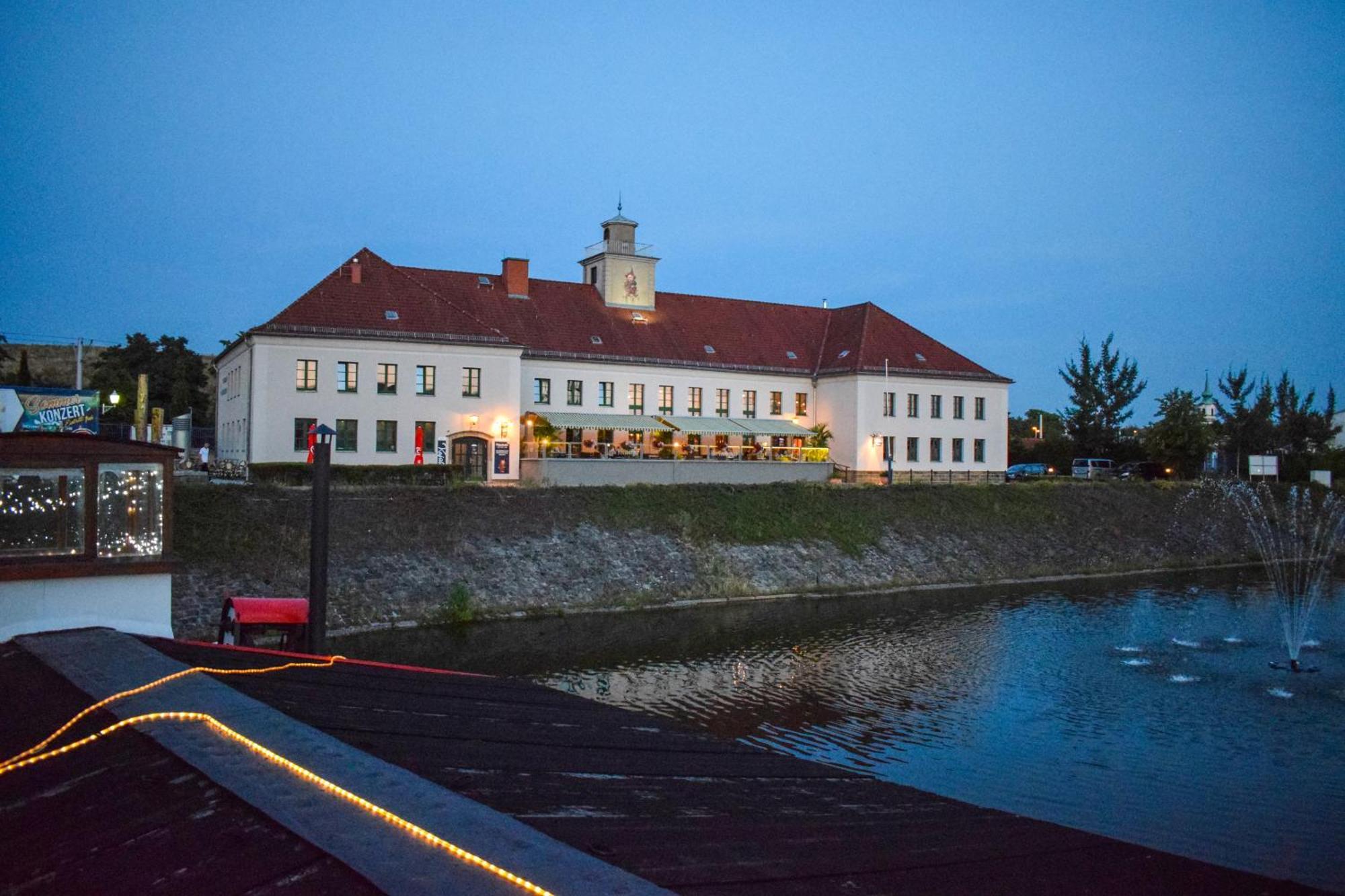 Restaurant Und Pension Alberthafen Dresda Esterno foto